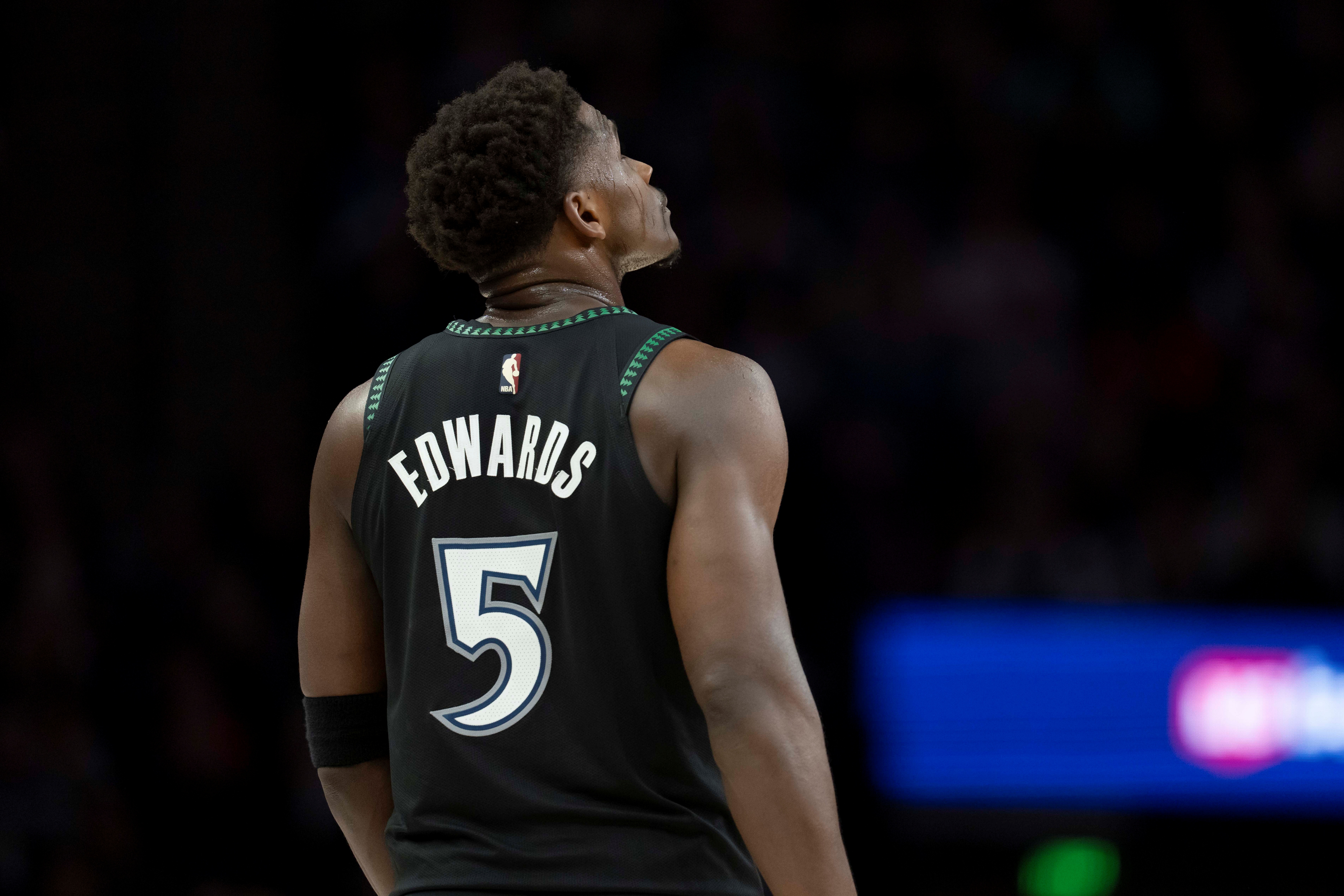 开云线上入口-铁麻了！爱德华兹15中2&amp;三分10中1&amp;罚球10中9 仅得14分4助攻